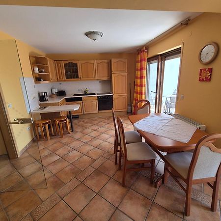 Apartments And Rooms Mamic Dugi Rat Bagian luar foto