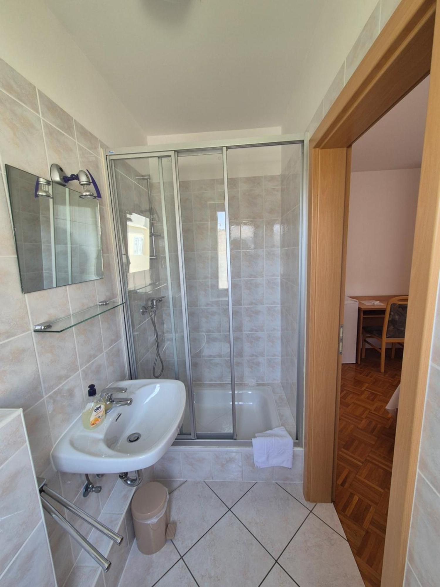 Apartments And Rooms Mamic Dugi Rat Bagian luar foto
