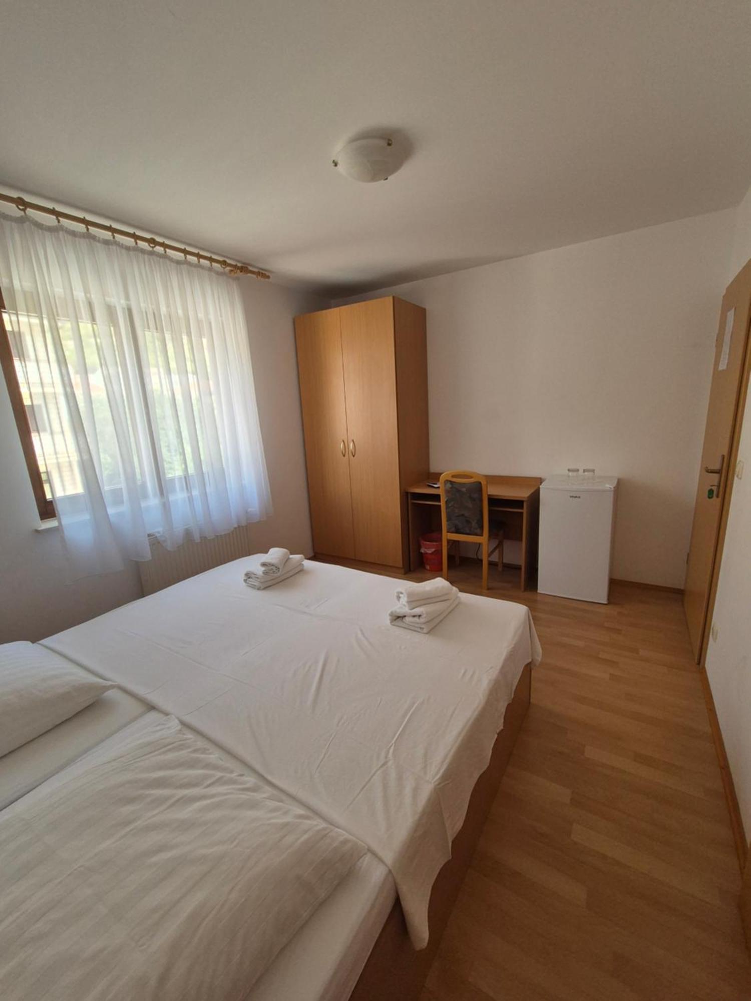 Apartments And Rooms Mamic Dugi Rat Bagian luar foto