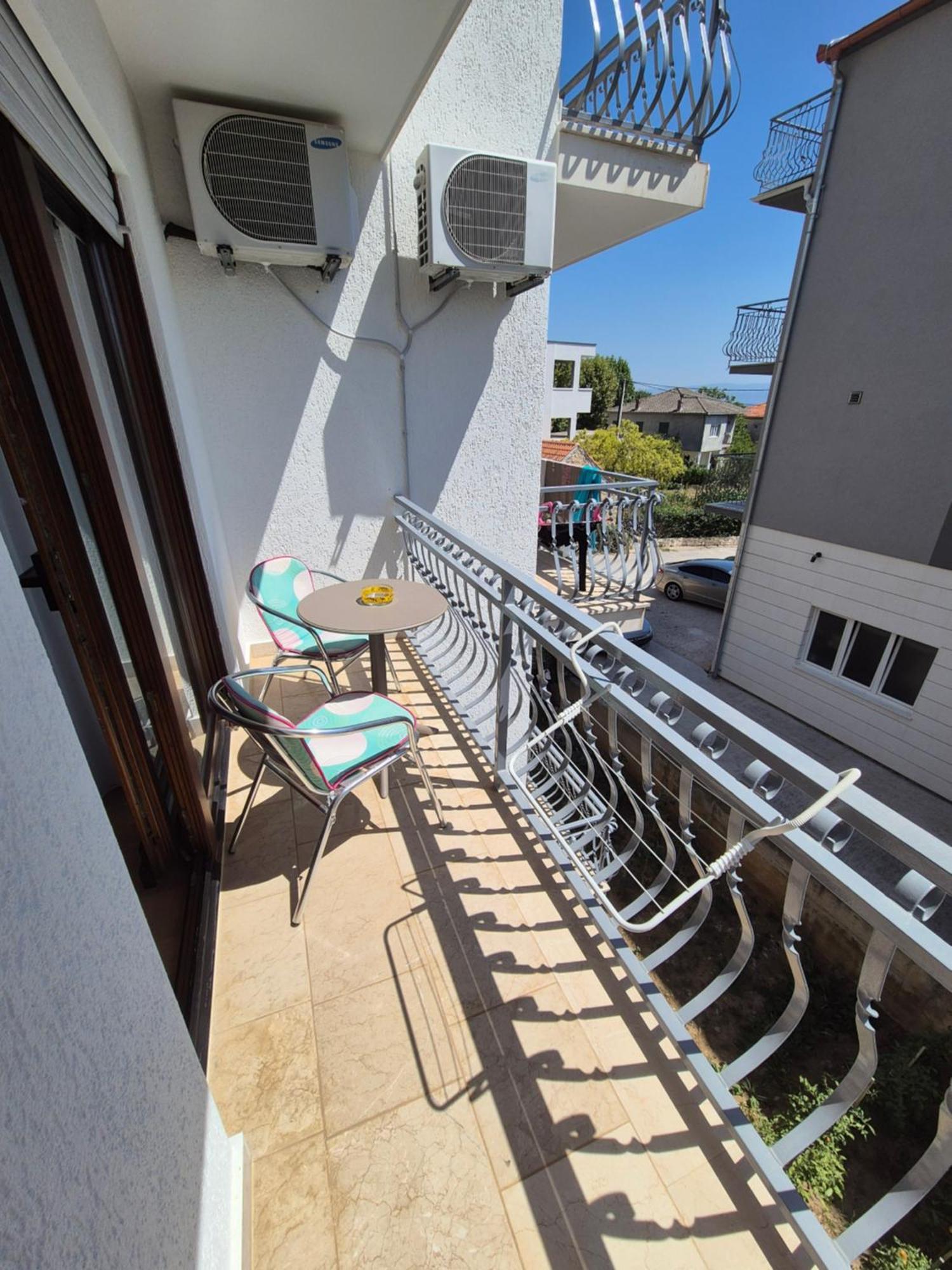 Apartments And Rooms Mamic Dugi Rat Bagian luar foto