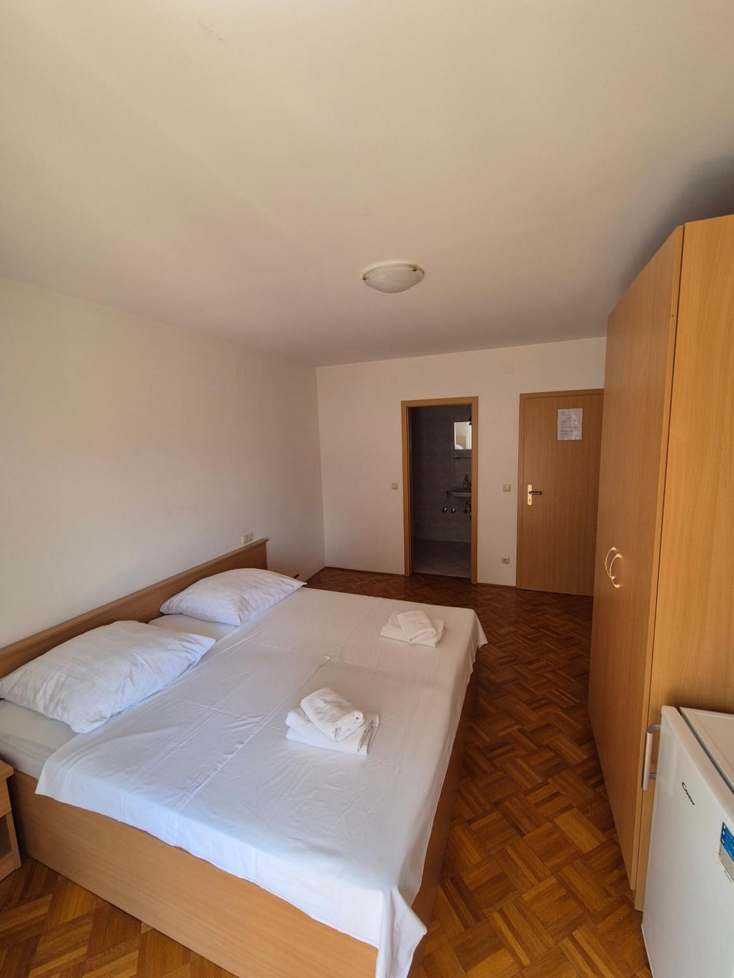 Apartments And Rooms Mamic Dugi Rat Bagian luar foto