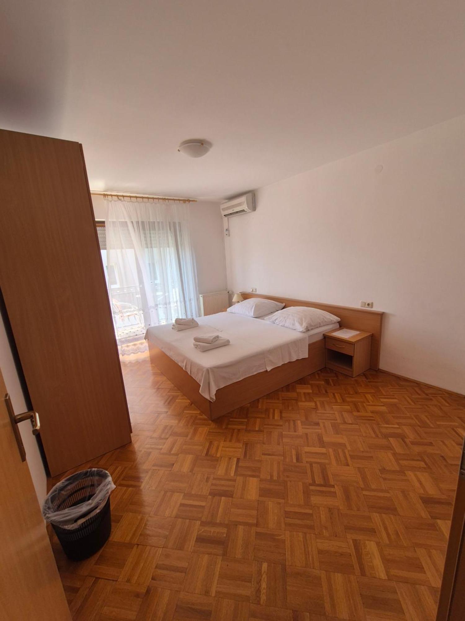 Apartments And Rooms Mamic Dugi Rat Bagian luar foto