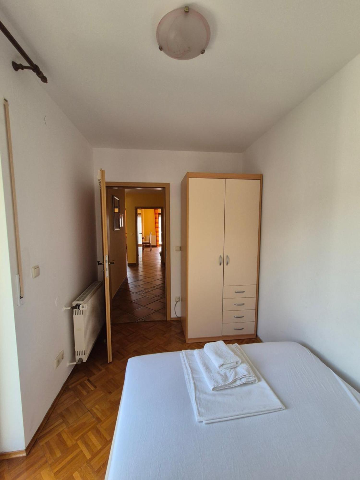 Apartments And Rooms Mamic Dugi Rat Bagian luar foto