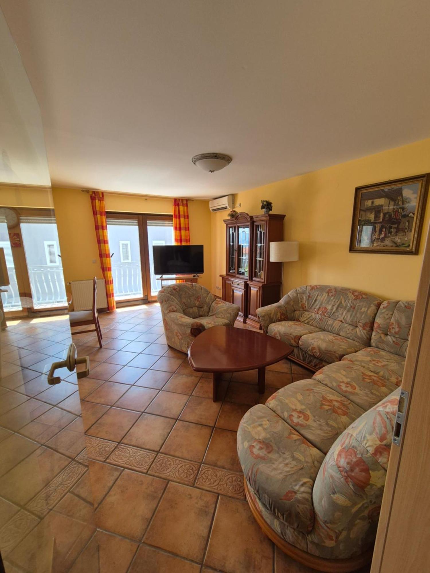 Apartments And Rooms Mamic Dugi Rat Bagian luar foto