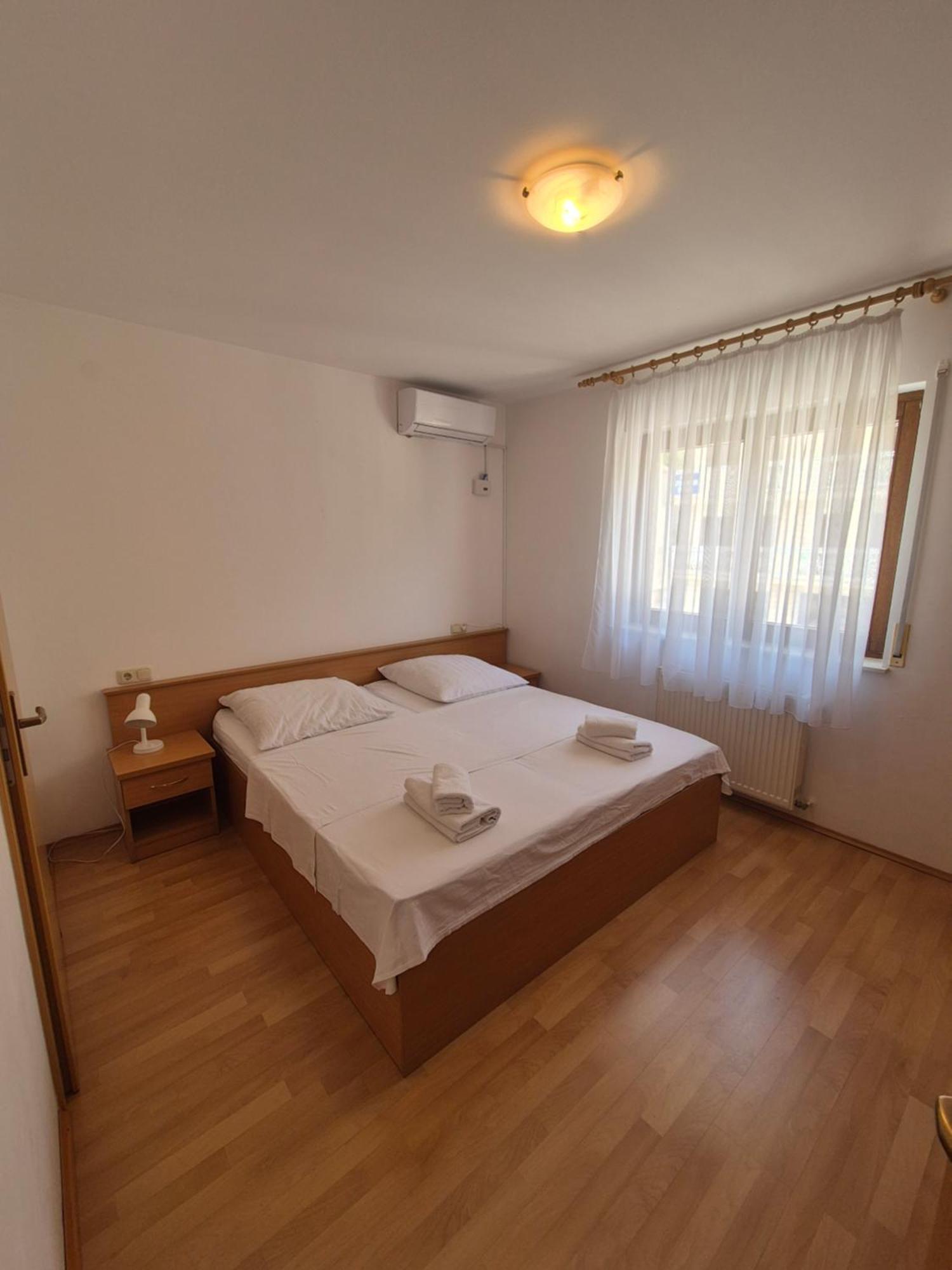 Apartments And Rooms Mamic Dugi Rat Bagian luar foto